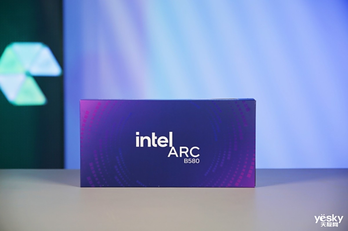 英特尔Arc B580 Limited Edition开箱上手:延续简约低调设计