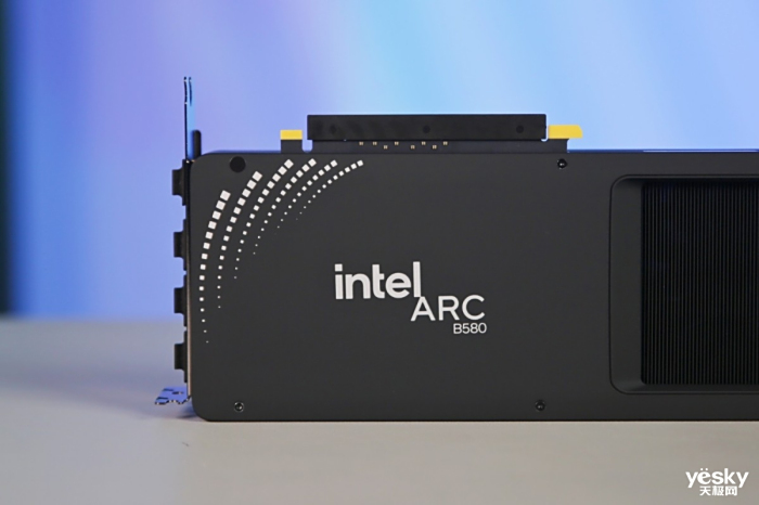 英特尔Arc B580 Limited Edition开箱上手:延续简约低调设计