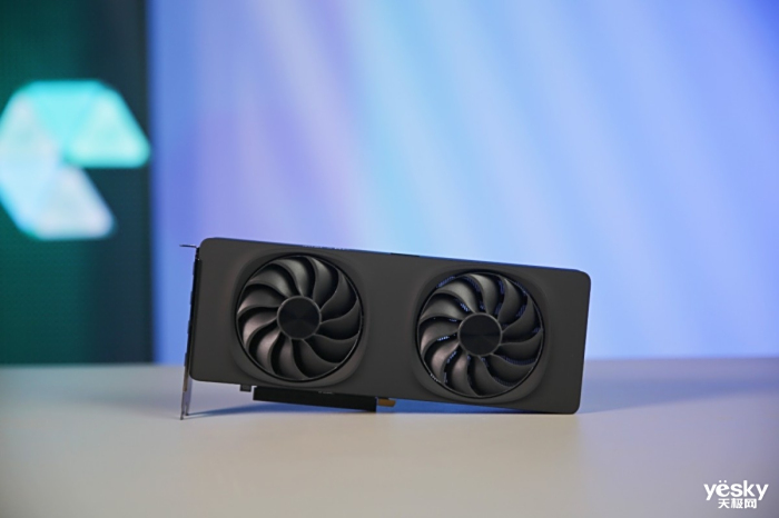 英特尔Arc B580 Limited Edition开箱上手:延续简约低调设计