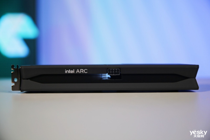 英特尔Arc B580 Limited Edition开箱上手:延续简约低调设计