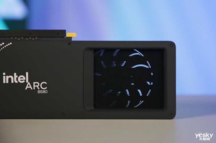 英特尔Arc B580 Limited Edition开箱上手:延续简约低调设计