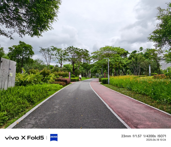 全球最轻大折叠vivo X Fold5评测:iPhone生态就是V的生态