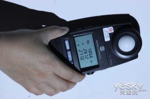 真假亮度战 钛土豆PK极米智能近投对比评测