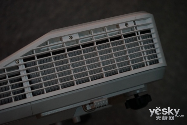 1米享百屏?奥图码LC1激光超短焦影院机评测