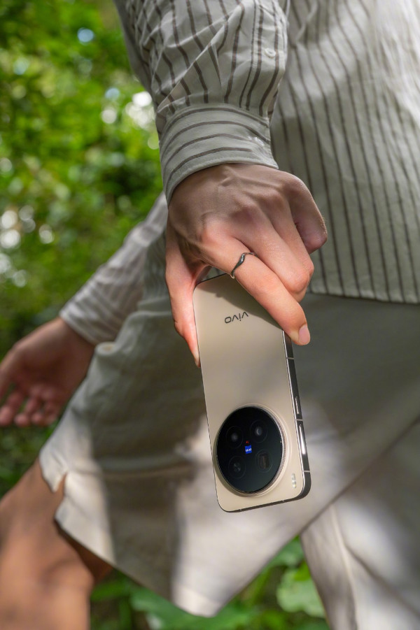 11°׿ܰ񣺺ħ11 Pro +ܣOPPO Reno15 ProǶ콢