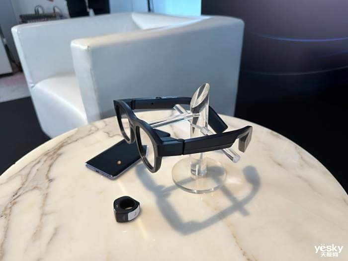 �ɴ�����ARʱ�������������·���ȫ��MicroLED�Ⲩ��AR�۾�����X2