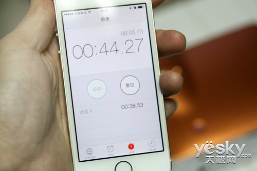 真假亮度战 钛土豆PK极米智能近投对比评测