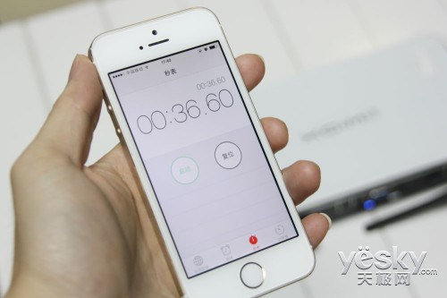 真假亮度战 钛土豆PK极米智能近投对比评测